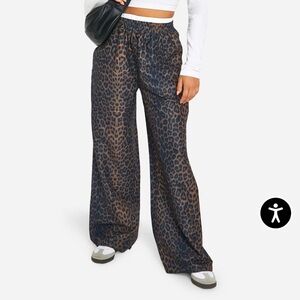 Boohoo Leopard Print contrast waistband wide leg pants size 10